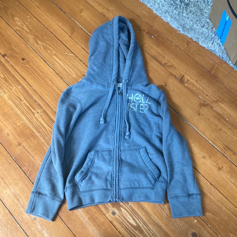 Cropped Hollister sweatshirt.